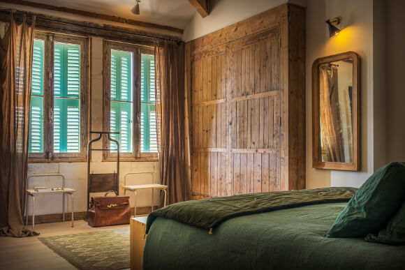 Vue Chambre Canopée bois ancien et vert - Le lanternon chambres d'hôtes ile de ré